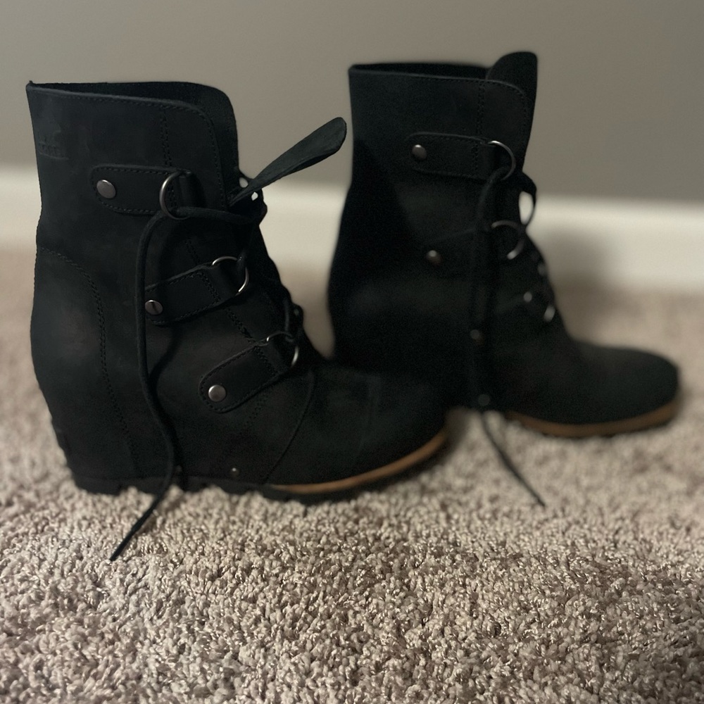Women’s Sorel black lace up boots size 7.5
